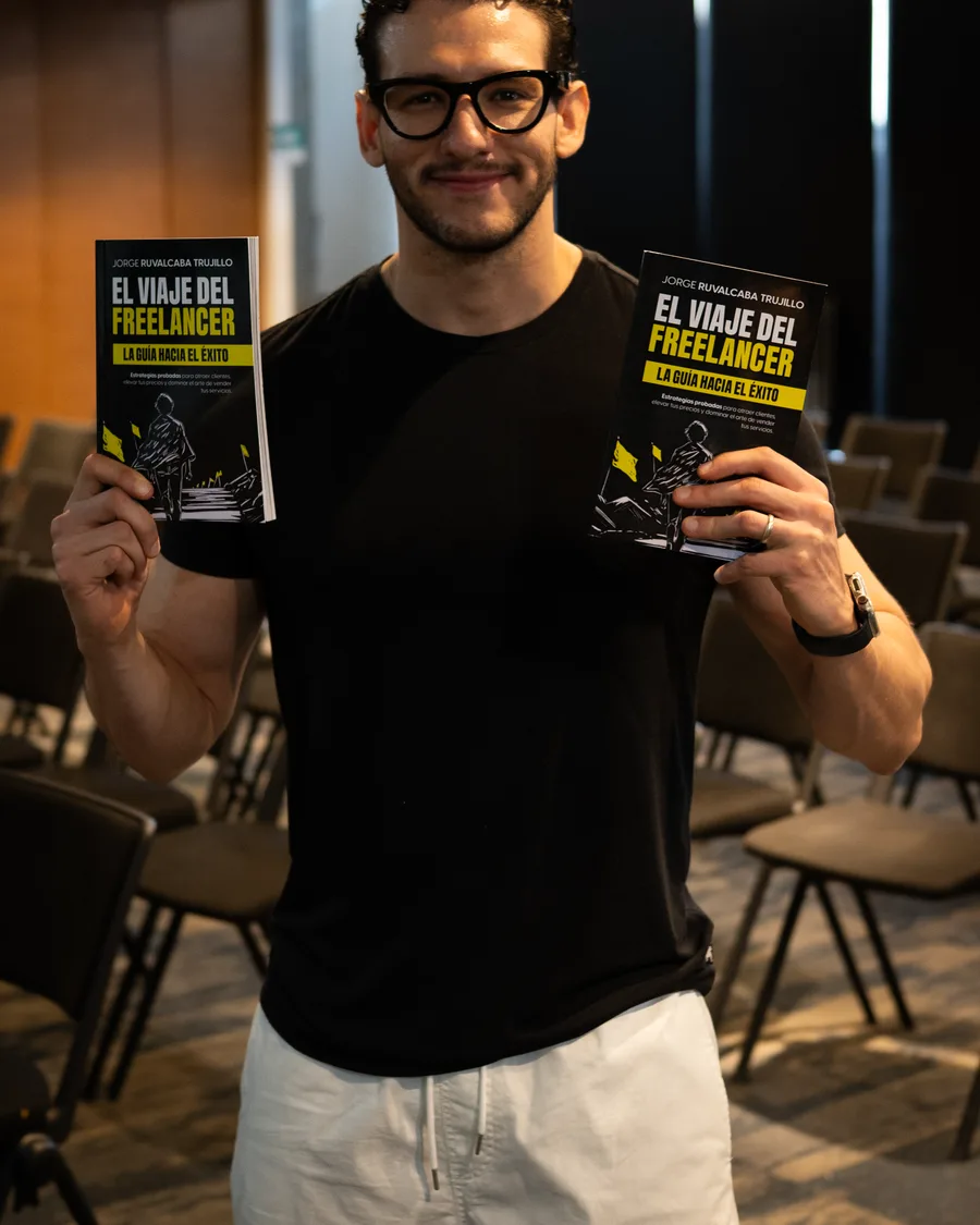Jorge Ruvalcaba con su libro El Viaje del Freelancer